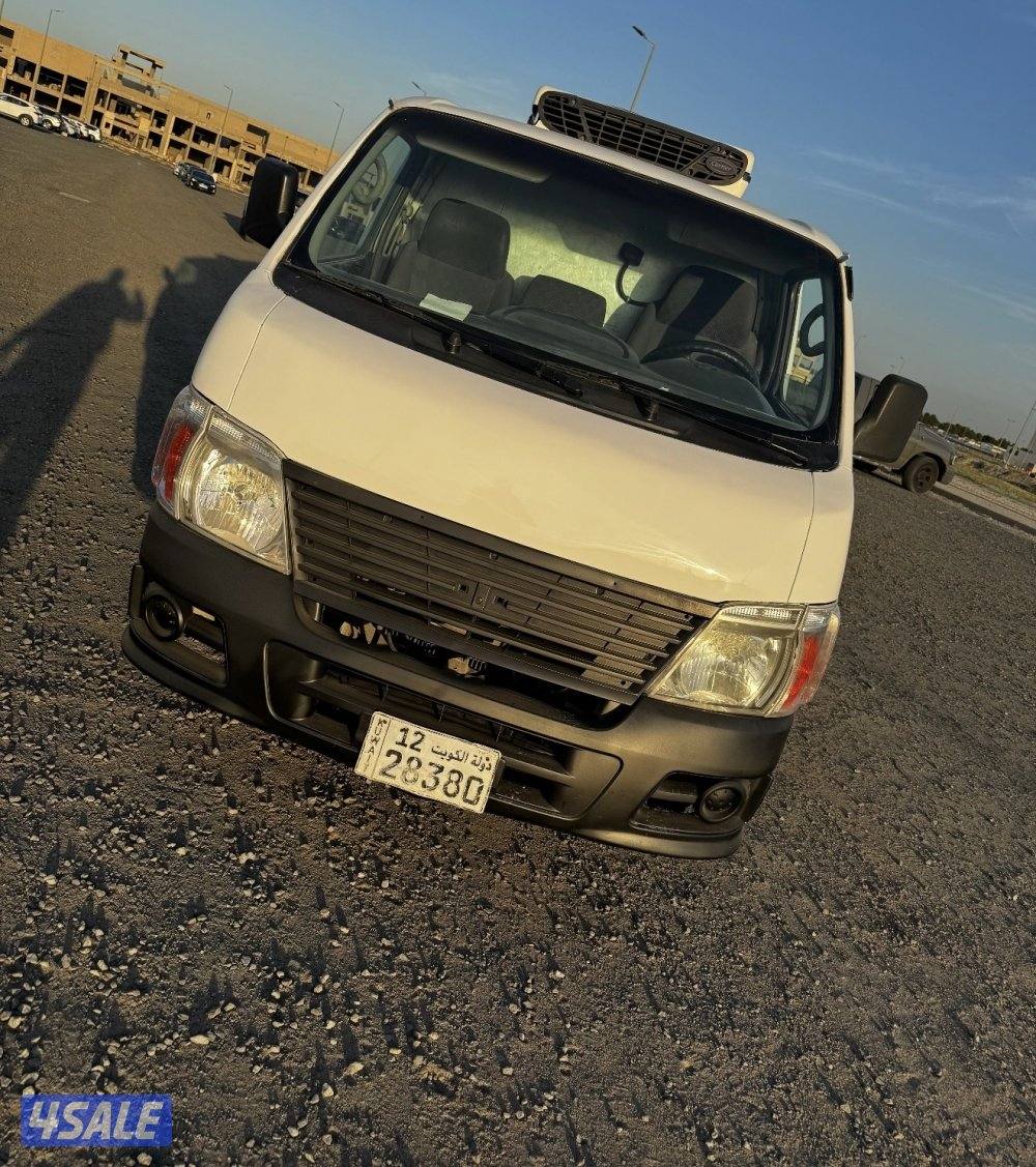 للبيع باص نيسان ثلاجه 20130