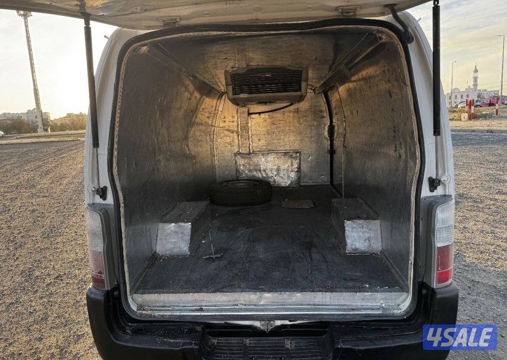 للبيع باص نيسان ثلاجه 20134