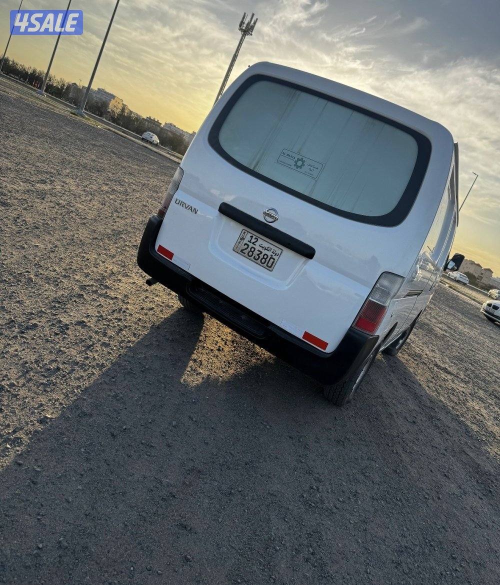 للبيع باص نيسان ثلاجه 20135