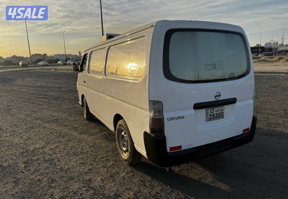 للبيع باص نيسان ثلاجه 20136