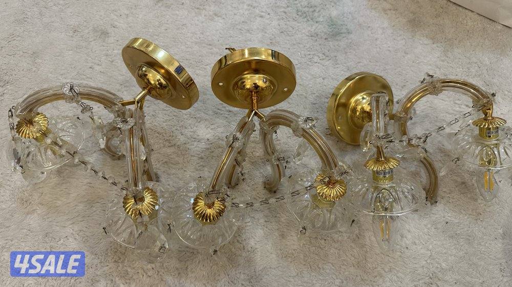 ثريات نظيييفه. ٢ كبار و١ وسط و٣ على الطوفه ووحده عاموديه طويله0