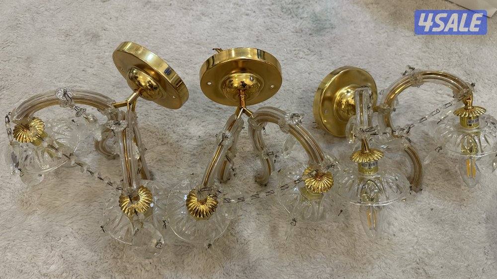 ثريات نظيييفه. ٢ كبار و١ وسط و٣ على الطوفه ووحده عاموديه طويله1