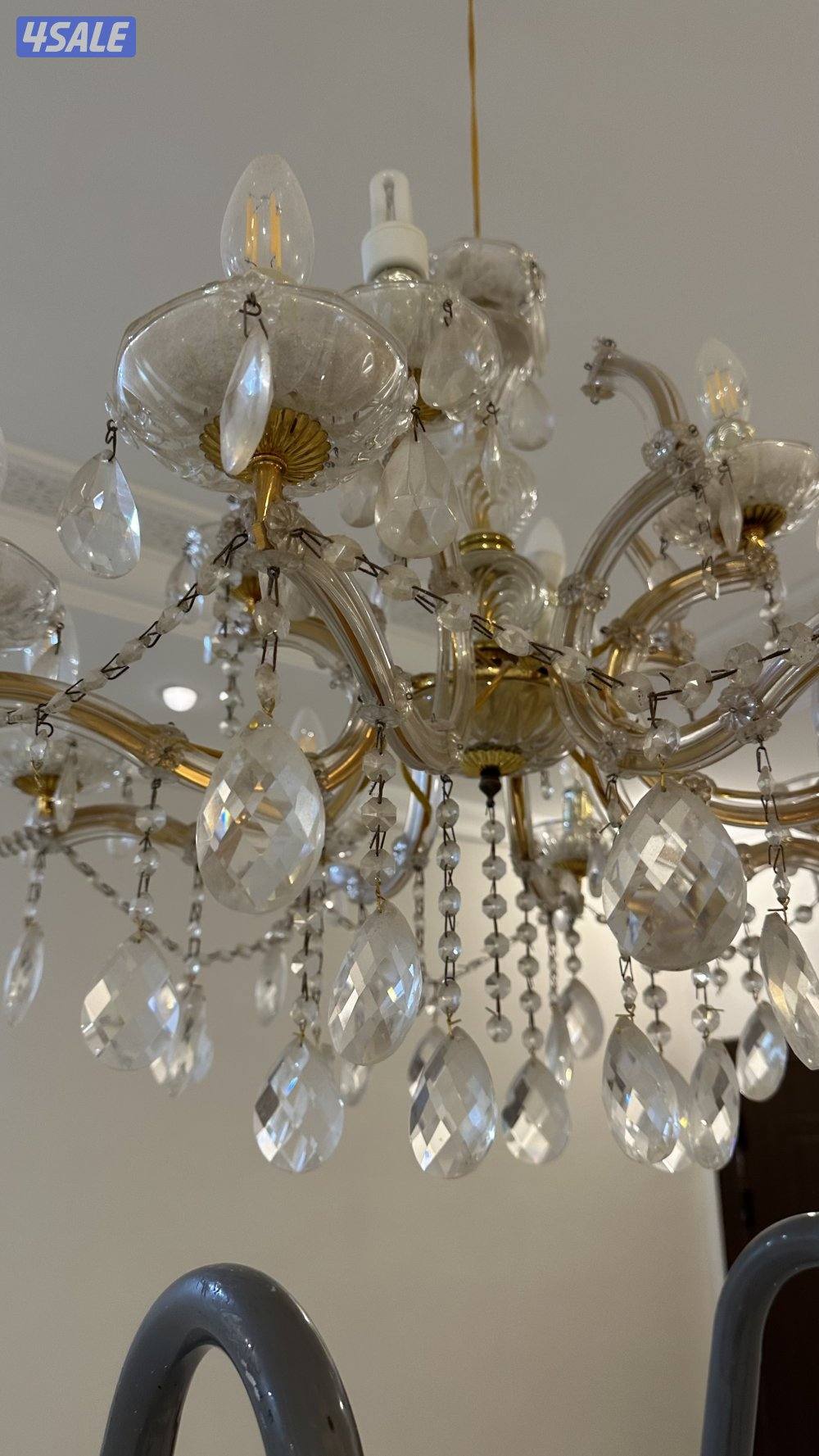 ثريات نظيييفه. ٢ كبار و١ وسط و٣ على الطوفه ووحده عاموديه طويله2