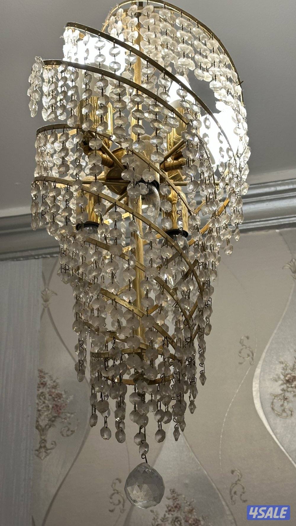 ثريات نظيييفه. ٢ كبار و١ وسط و٣ على الطوفه ووحده عاموديه طويله3