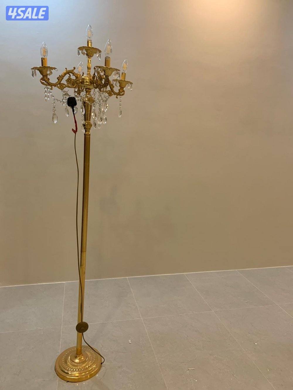 ثريات نظيييفه. ٢ كبار و١ وسط و٣ على الطوفه ووحده عاموديه طويله4