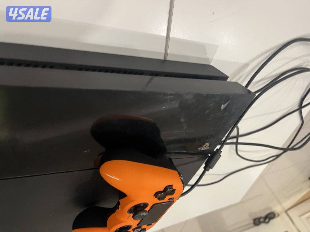 سوني فور مستعمل خفيف مع يده2