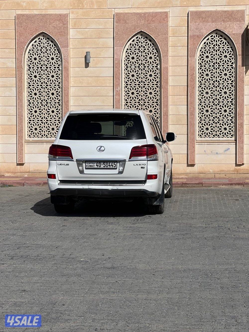 2011 جيب لكزس8