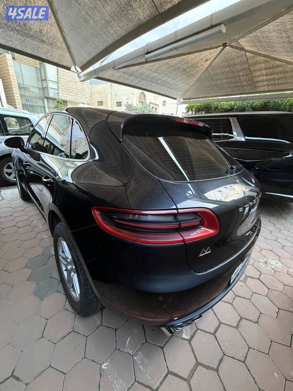 بورش اسود من داخل احمر موديل 2018  استعمال نظيف  ماشي 930004