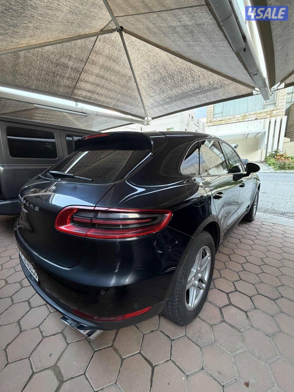 بورش اسود من داخل احمر موديل 2018  استعمال نظيف  ماشي 930006