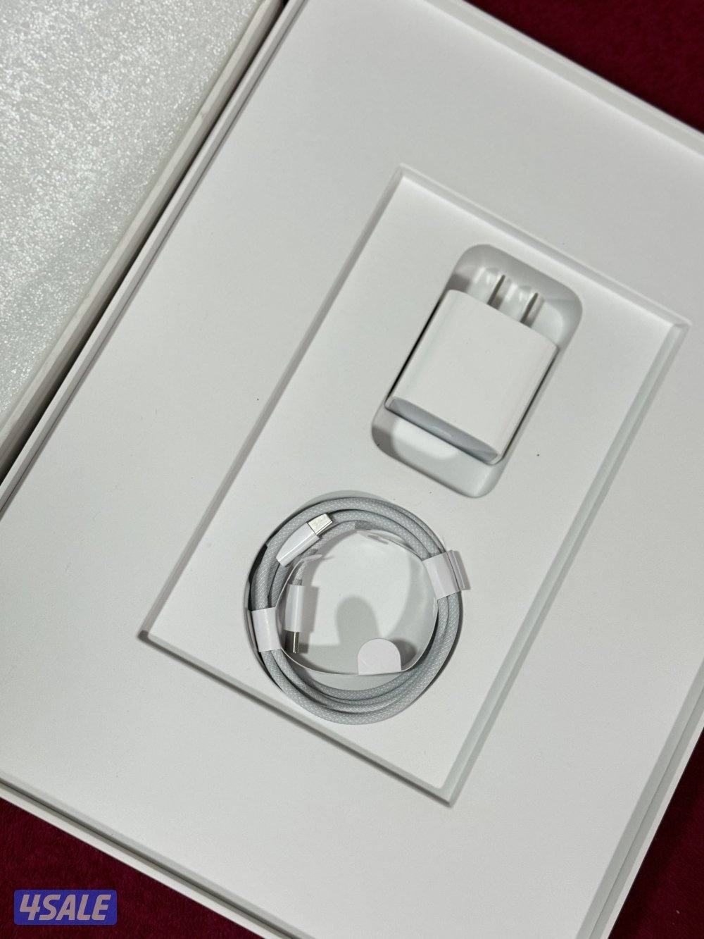 ايباد اير M3 _ 13 inch _ 256 جيجا _ مشحون 6 مرات فقط _ حالة الجديد5