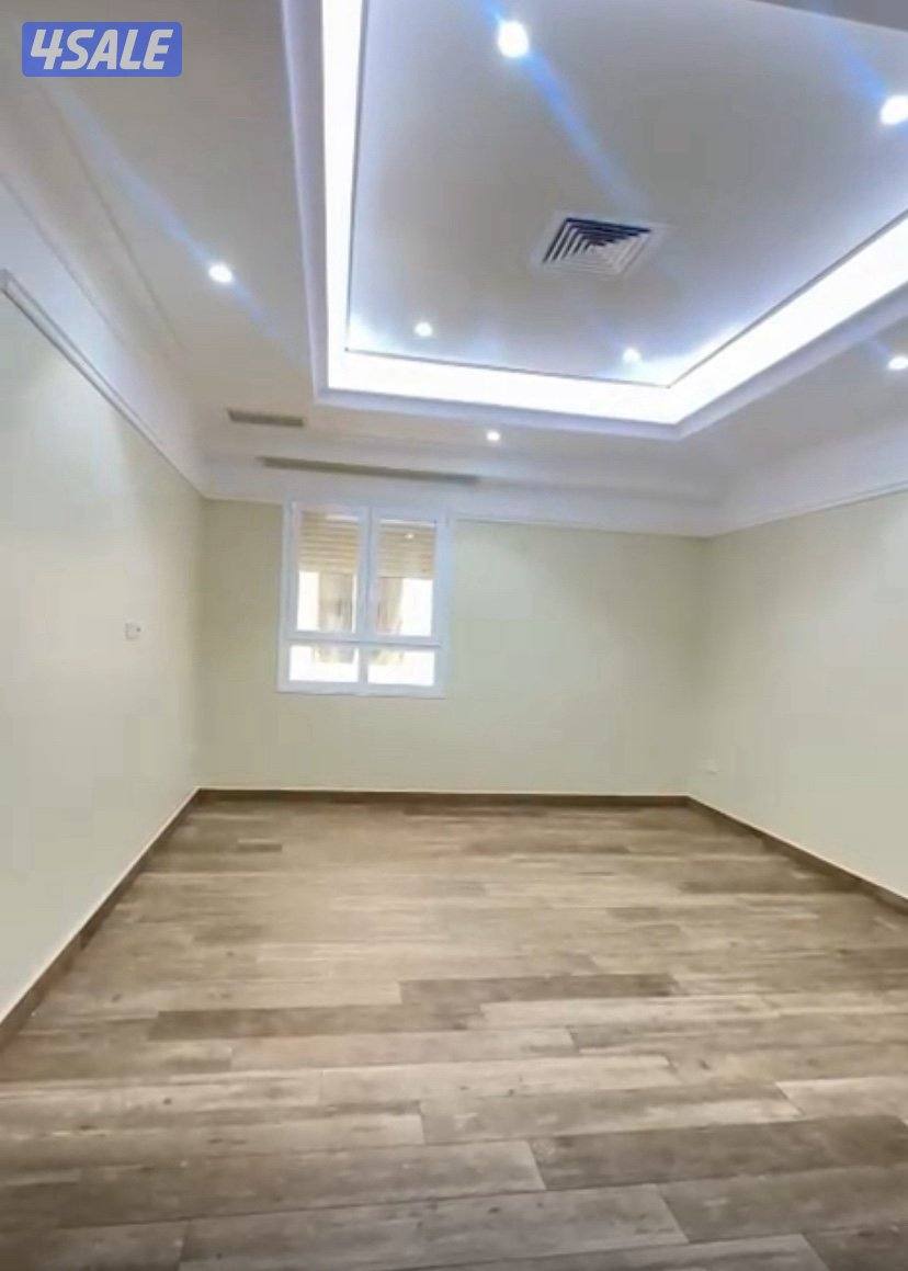 للايجار شقه بالصباحيه 4 غرف منهم غرفتين ماستر وصاله ومطبخ تشطيب ملكي0