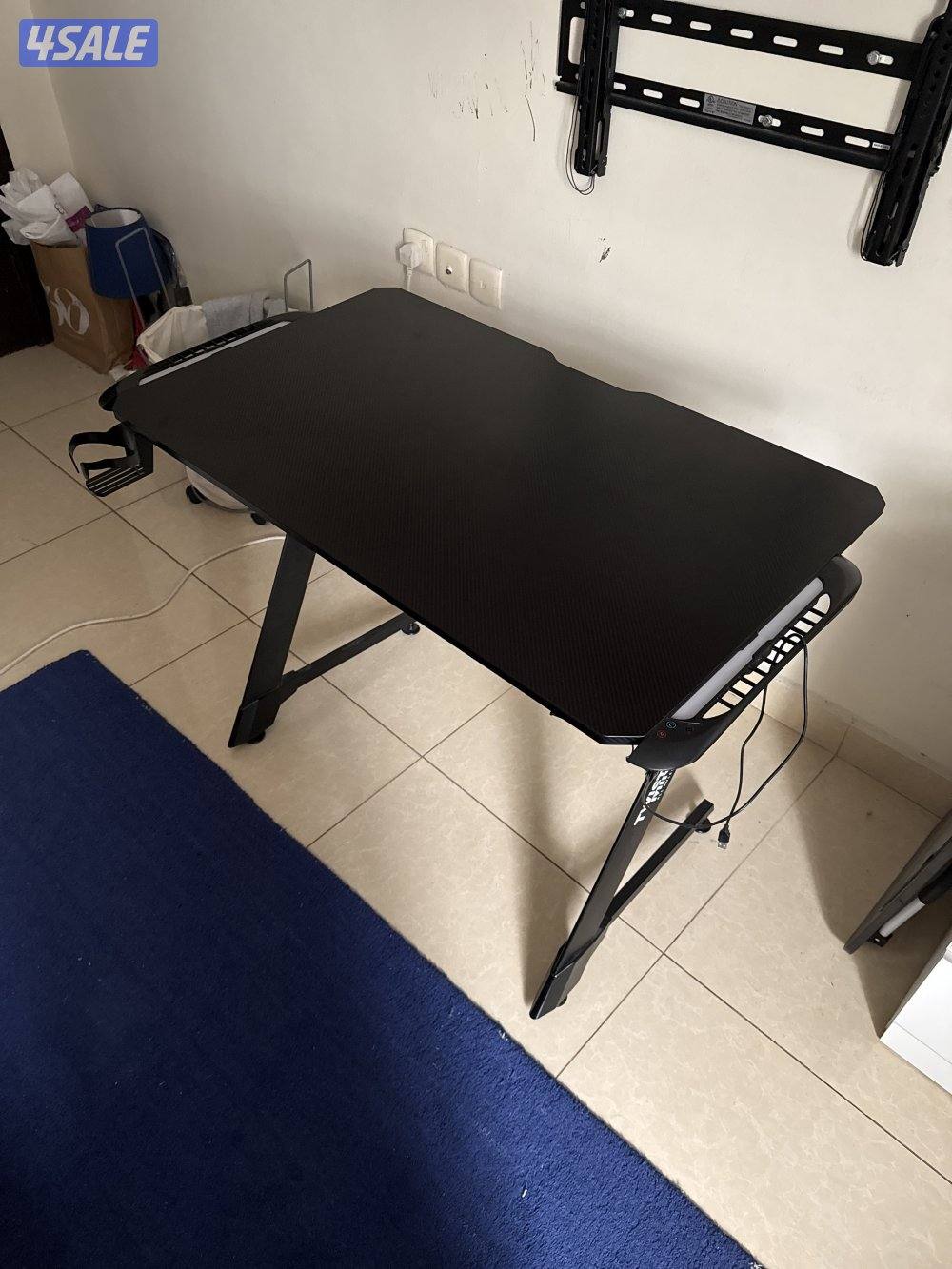 طاولة العاب سودة مع حامل اكواب وحامل سماعات وبها اضاءة RGB على الجوانب0