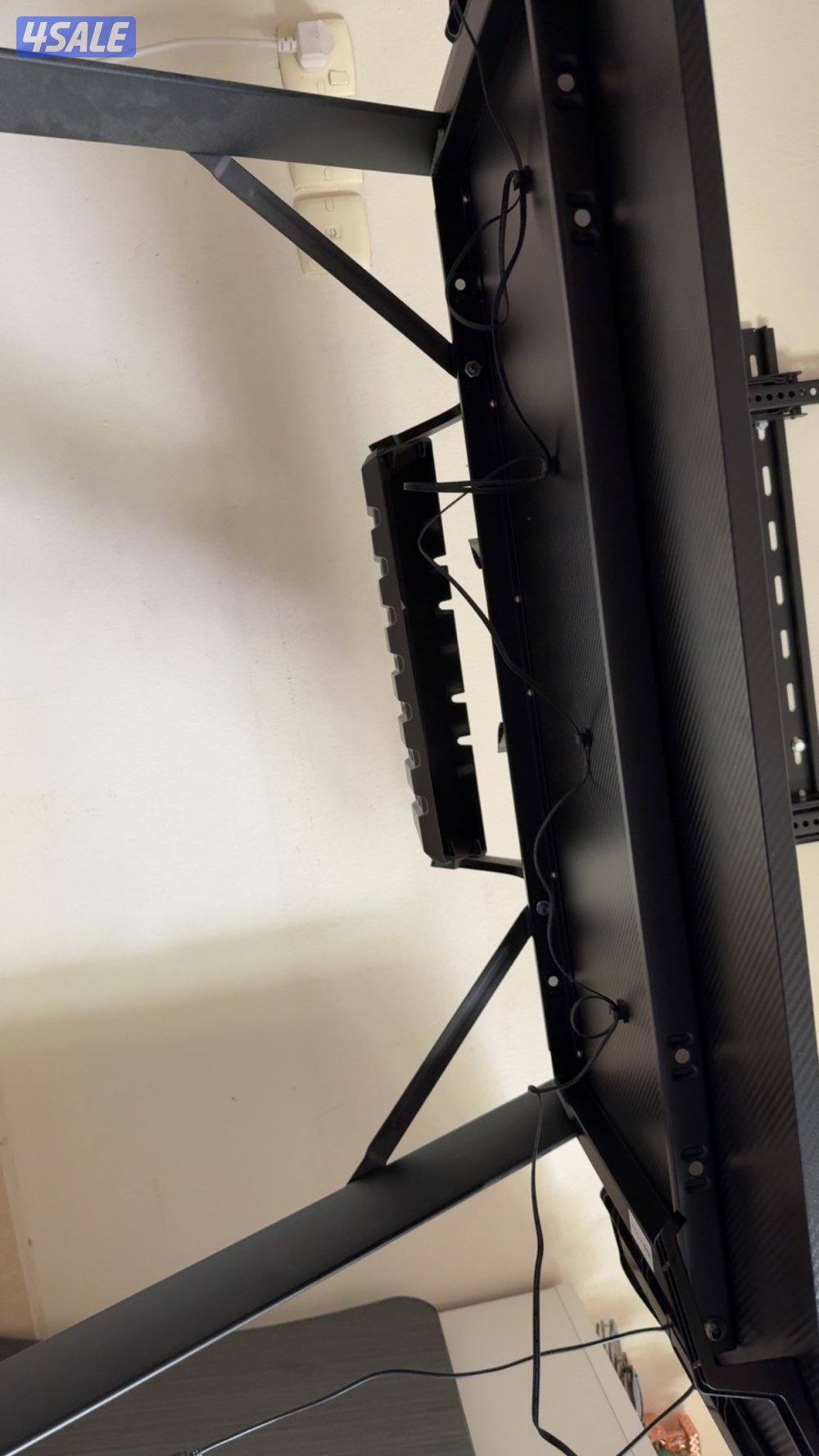 طاولة العاب سودة مع حامل اكواب وحامل سماعات وبها اضاءة RGB على الجوانب1