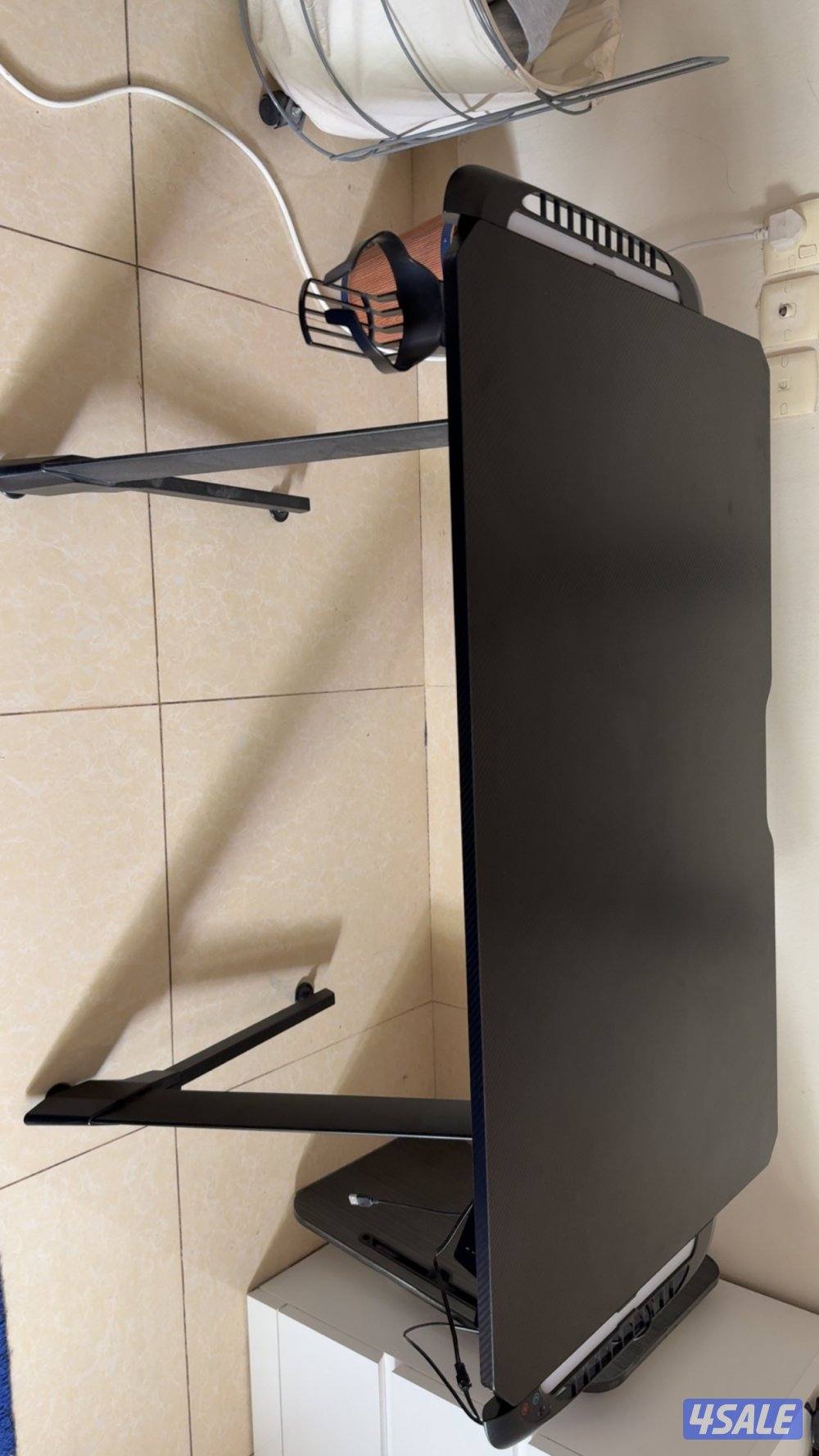 طاولة العاب سودة مع حامل اكواب وحامل سماعات وبها اضاءة RGB على الجوانب2