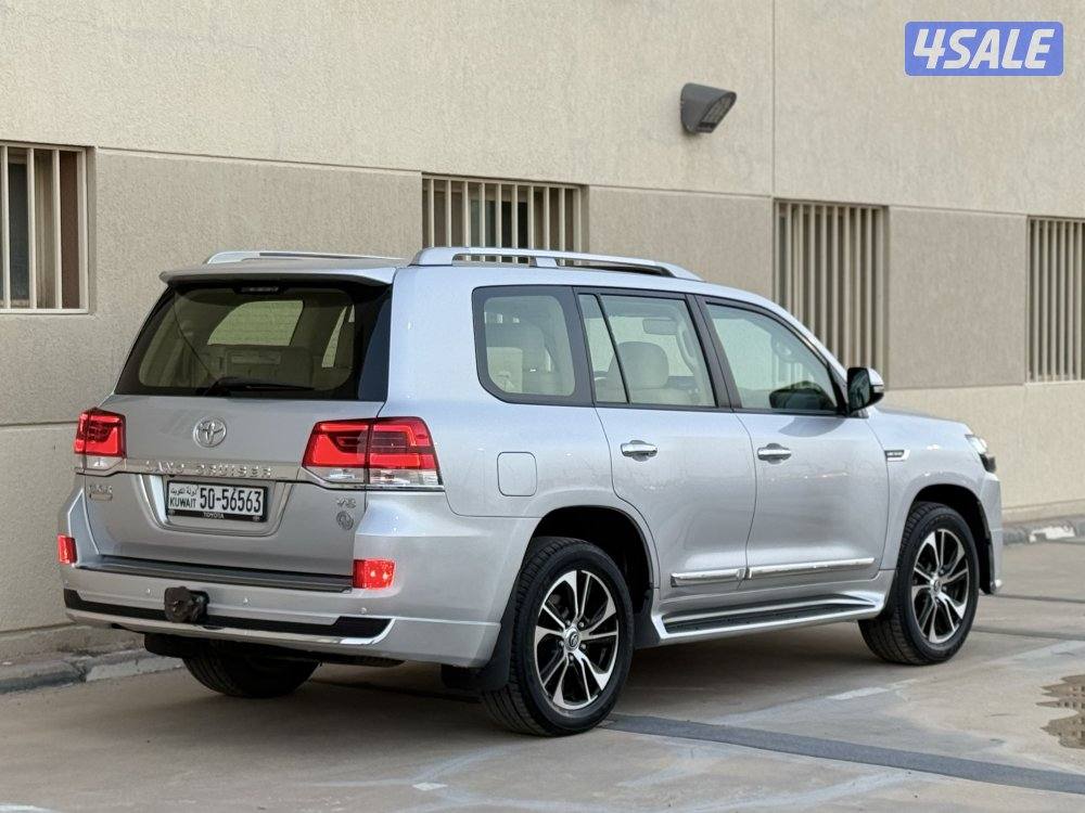 لاند كروزر V8 - موديل 2018 - عداد 229 - وارد الساير - كامل المواصفات2