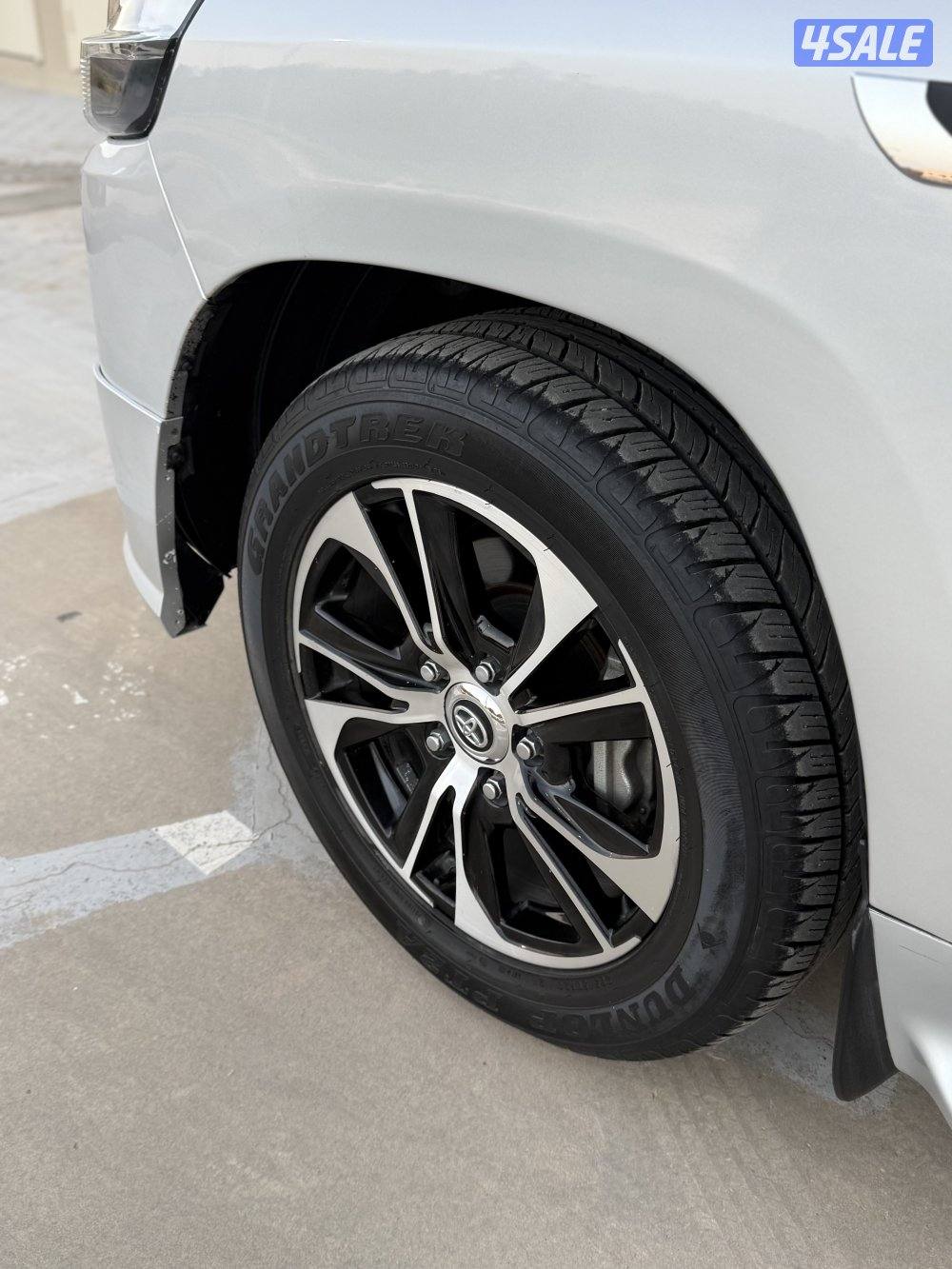 لاند كروزر V8 - موديل 2018 - عداد 229 - وارد الساير - كامل المواصفات9