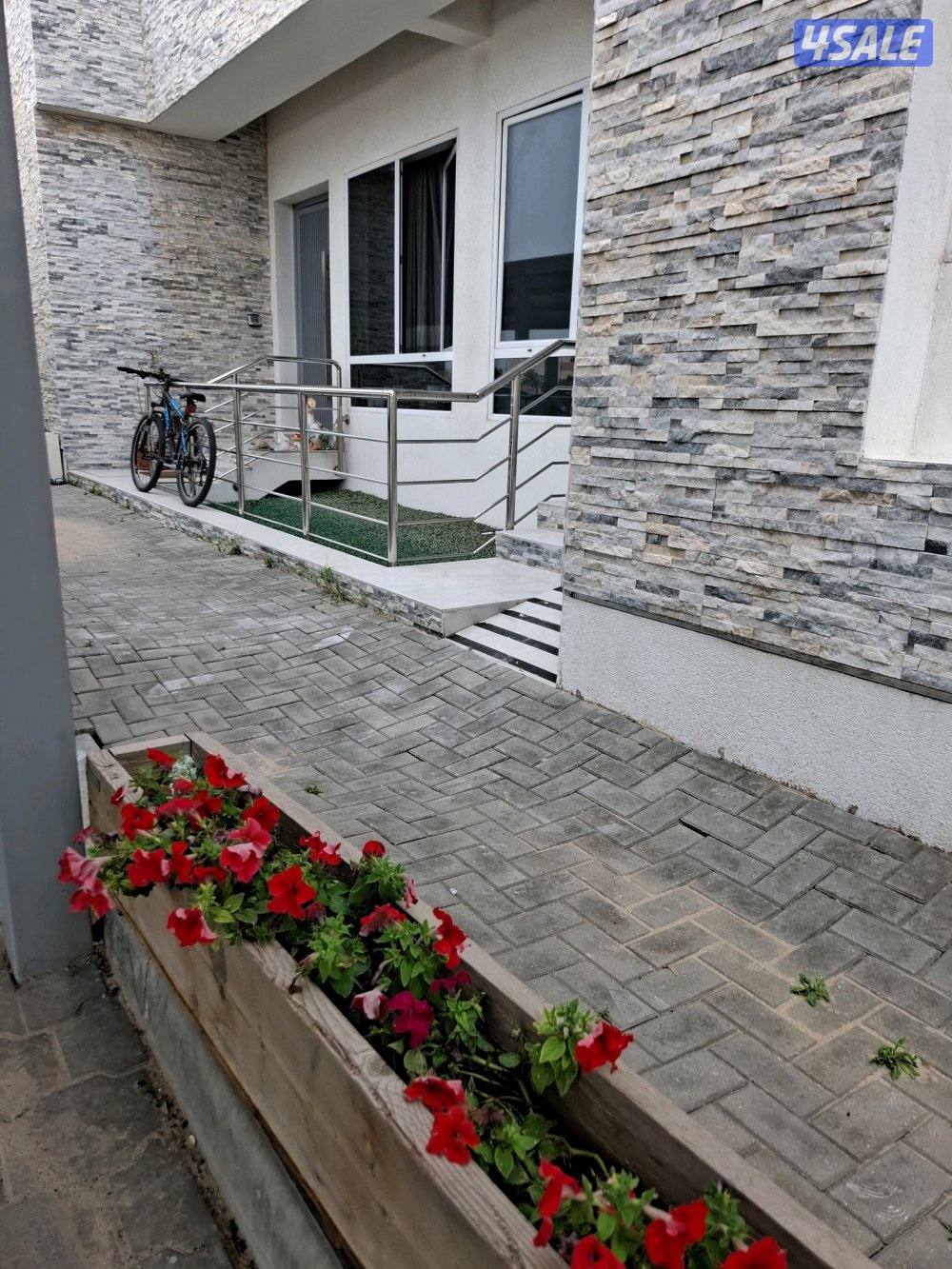 في القادسية شقة مودرن ارضية 4 غرفجميعها ماستر مواقف متوفره2