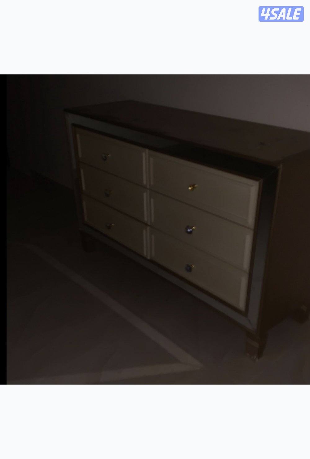 طاوله وادراج بالصوره توصيل عليكم المنطقه صباح الاحمد0