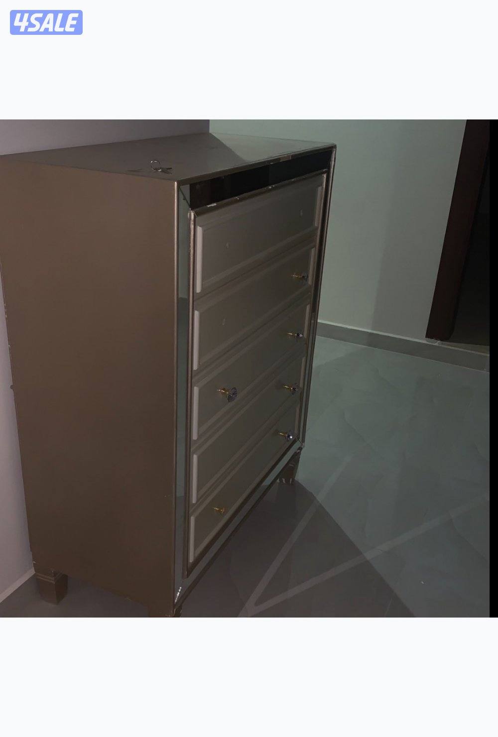 طاوله وادراج بالصوره توصيل عليكم المنطقه صباح الاحمد1