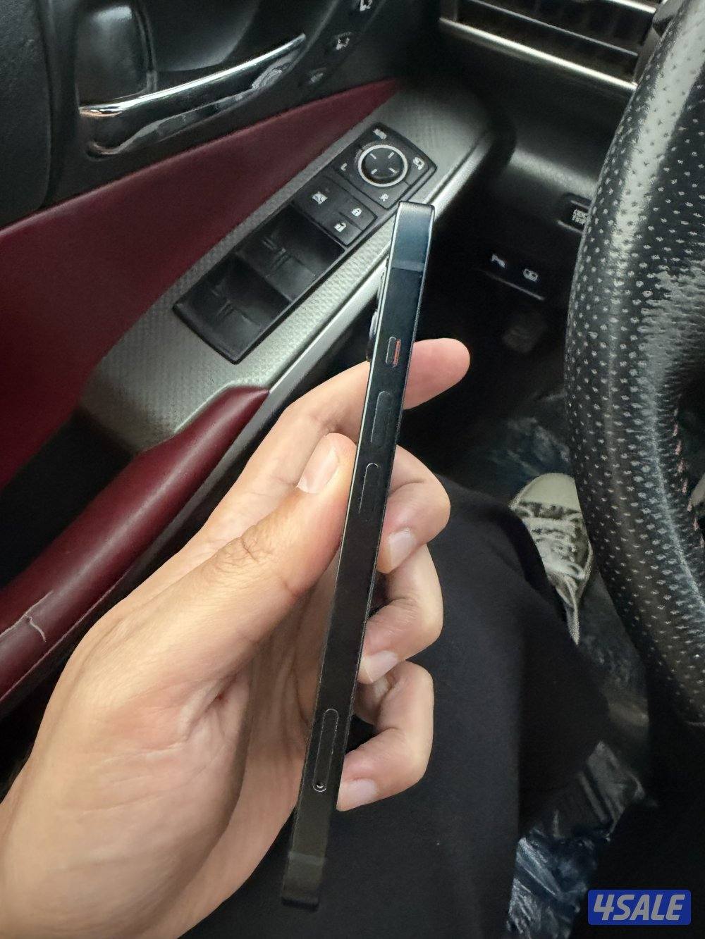 ايفون ١٣ العادي، ١٢٨ جيجا نظيف جدااا مافي ولا زلغ ومو مفتوح بدون كرتون0