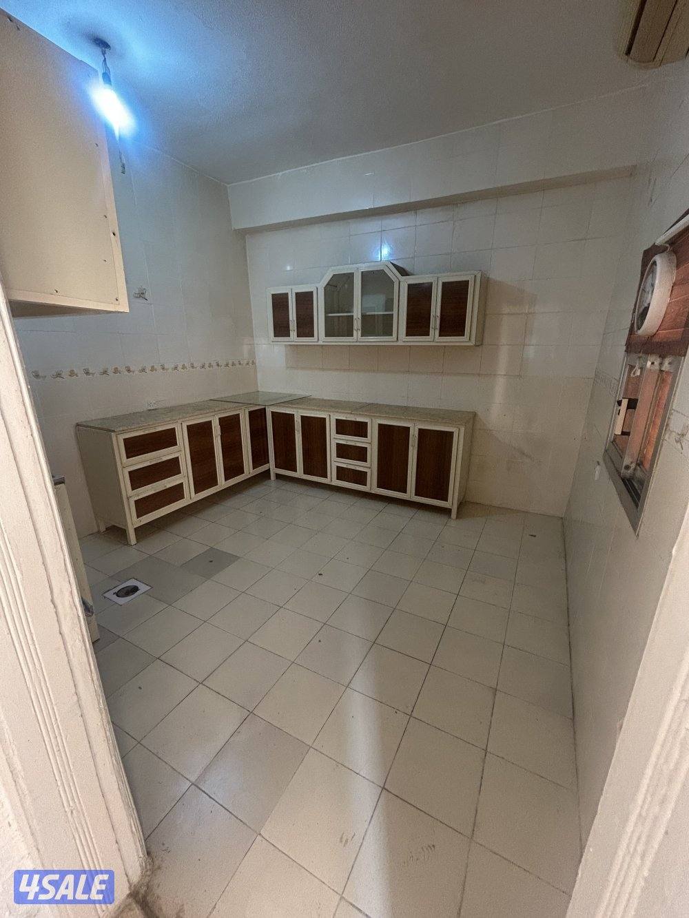 للأجار ملحق يتكون من غرفه و صاله و حمام و مطبخ علمآ بأن الملحق واسع1