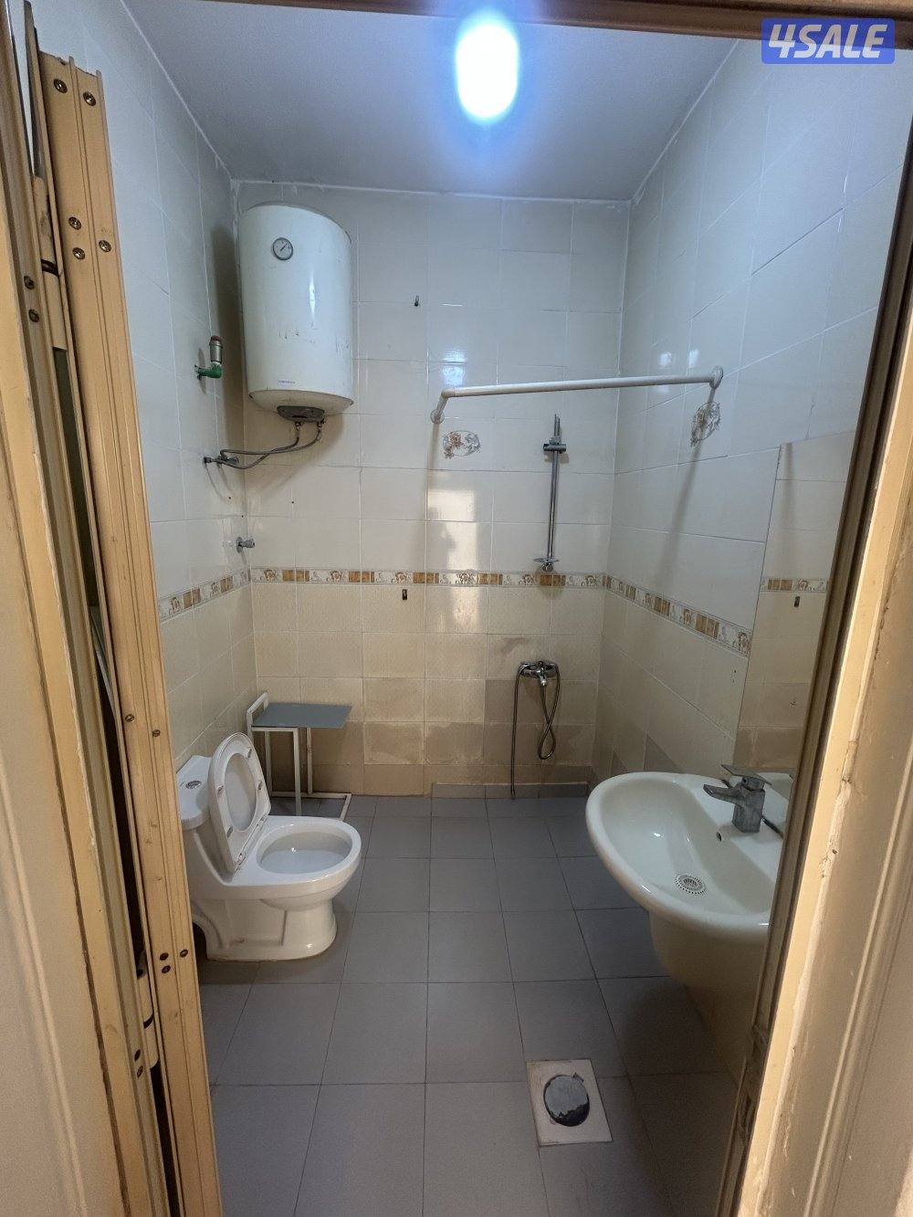 للأجار ملحق يتكون من غرفه و صاله و حمام و مطبخ علمآ بأن الملحق واسع3