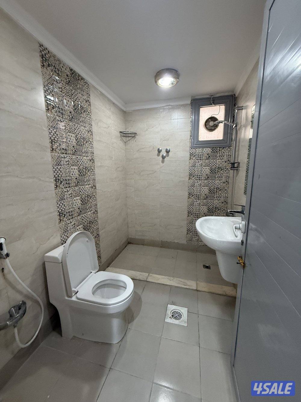 لايجار وسيع مدينه جابر الاحمد قطعه5 مدخل ومخرج سهل للبيت2