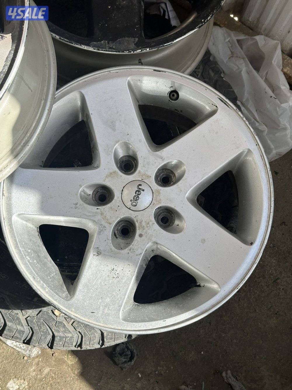 للبيع 5 رنجات رانقلر مع تاير واحد حجري0