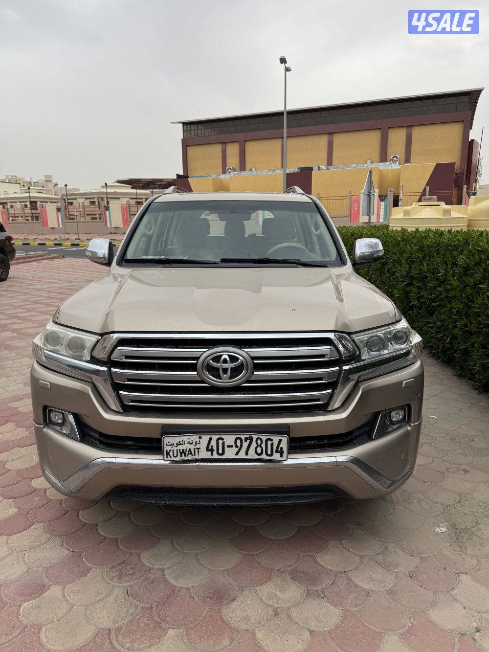 لاندكروزر ٢٠١٧ اعلى فئة ماشي ٣٩٢ الف شرط الفحص مصبوغ قطعتين0