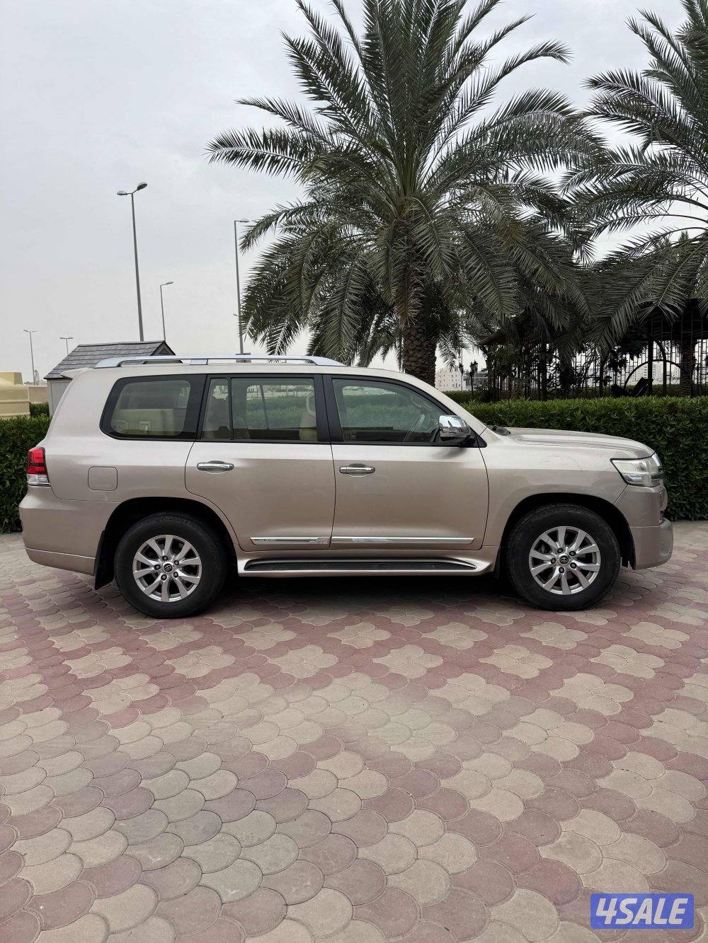 لاندكروزر ٢٠١٧ اعلى فئة ماشي ٣٩٢ الف شرط الفحص مصبوغ قطعتين1