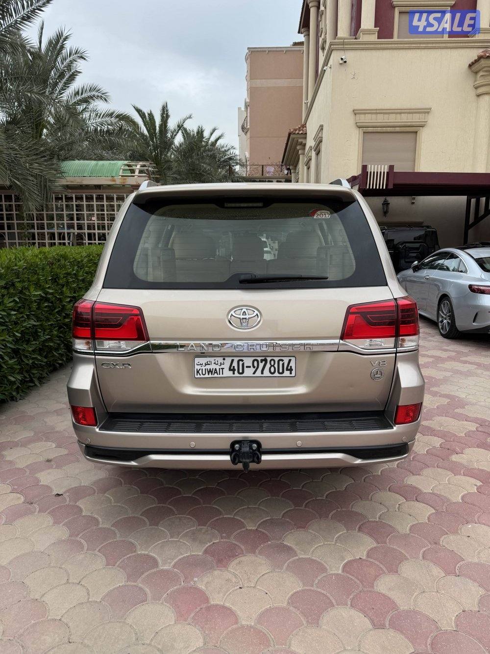 لاندكروزر ٢٠١٧ اعلى فئة ماشي ٣٩٢ الف شرط الفحص مصبوغ قطعتين2