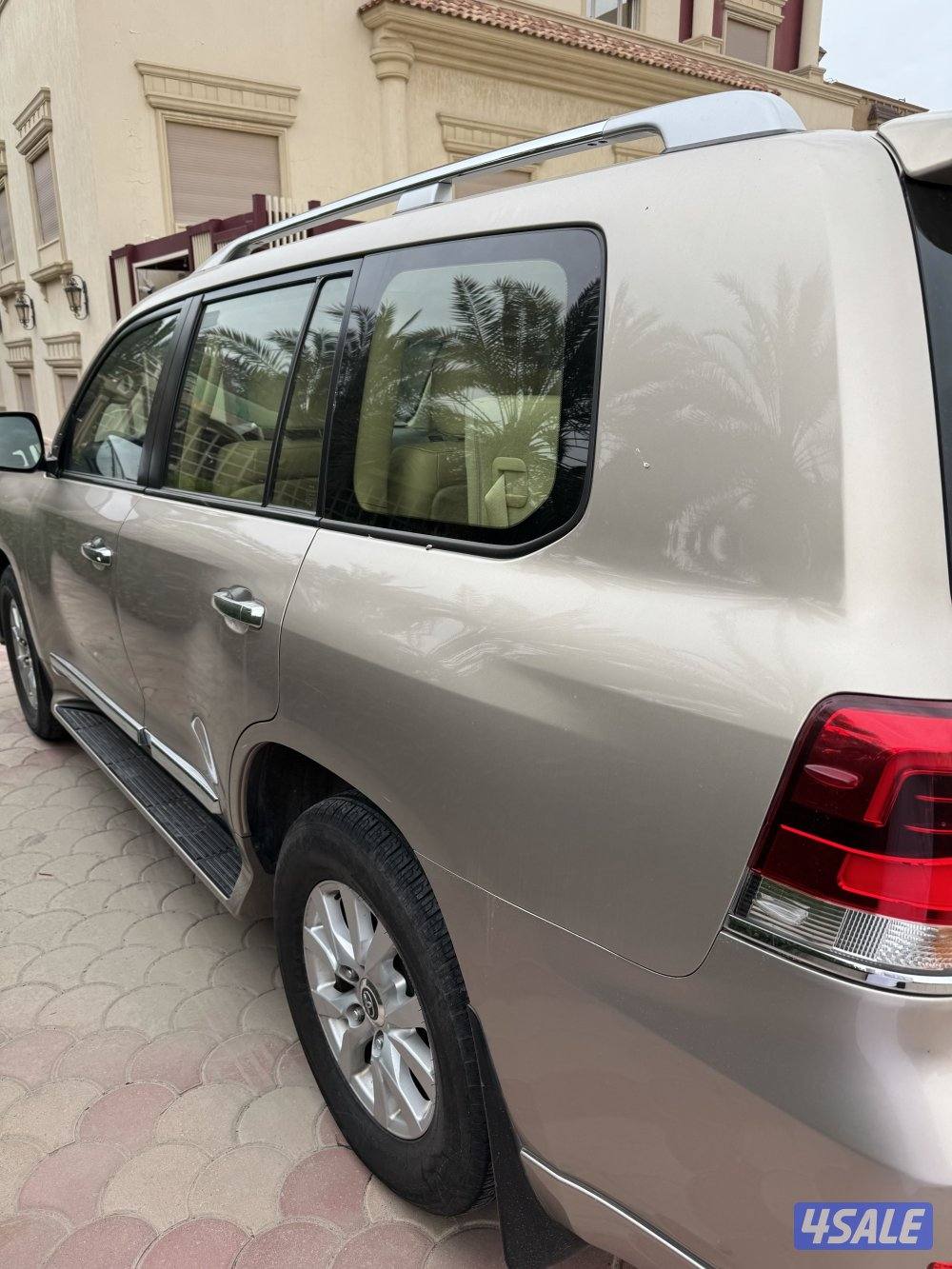 لاندكروزر ٢٠١٧ اعلى فئة ماشي ٣٩٢ الف شرط الفحص مصبوغ قطعتين4