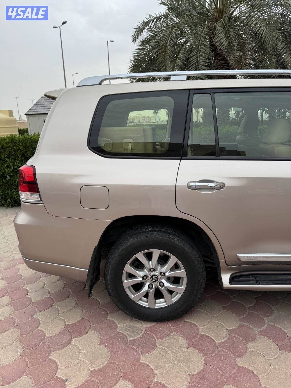لاندكروزر ٢٠١٧ اعلى فئة ماشي ٣٩٢ الف شرط الفحص مصبوغ قطعتين7