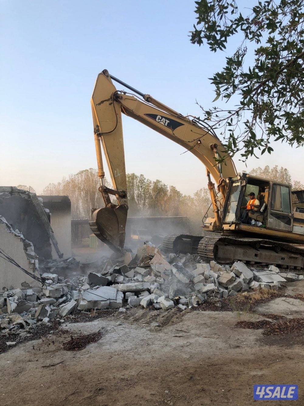 حفارة باكت او جك همر و تركتر (جميع  مناطق الكويت)1