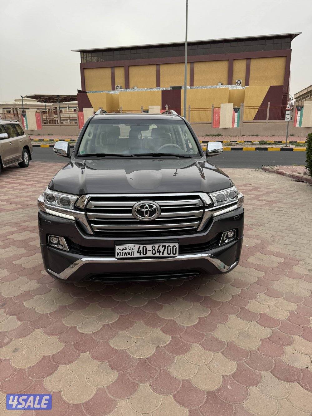 لاند كروزر ٢٠١٧ اعلى فئة ماشي ٩٧ الف شرط الفحص صبغ وكالة1
