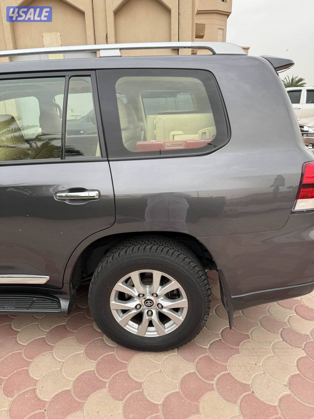 لاند كروزر ٢٠١٧ اعلى فئة ماشي ٩٧ الف شرط الفحص صبغ وكالة3