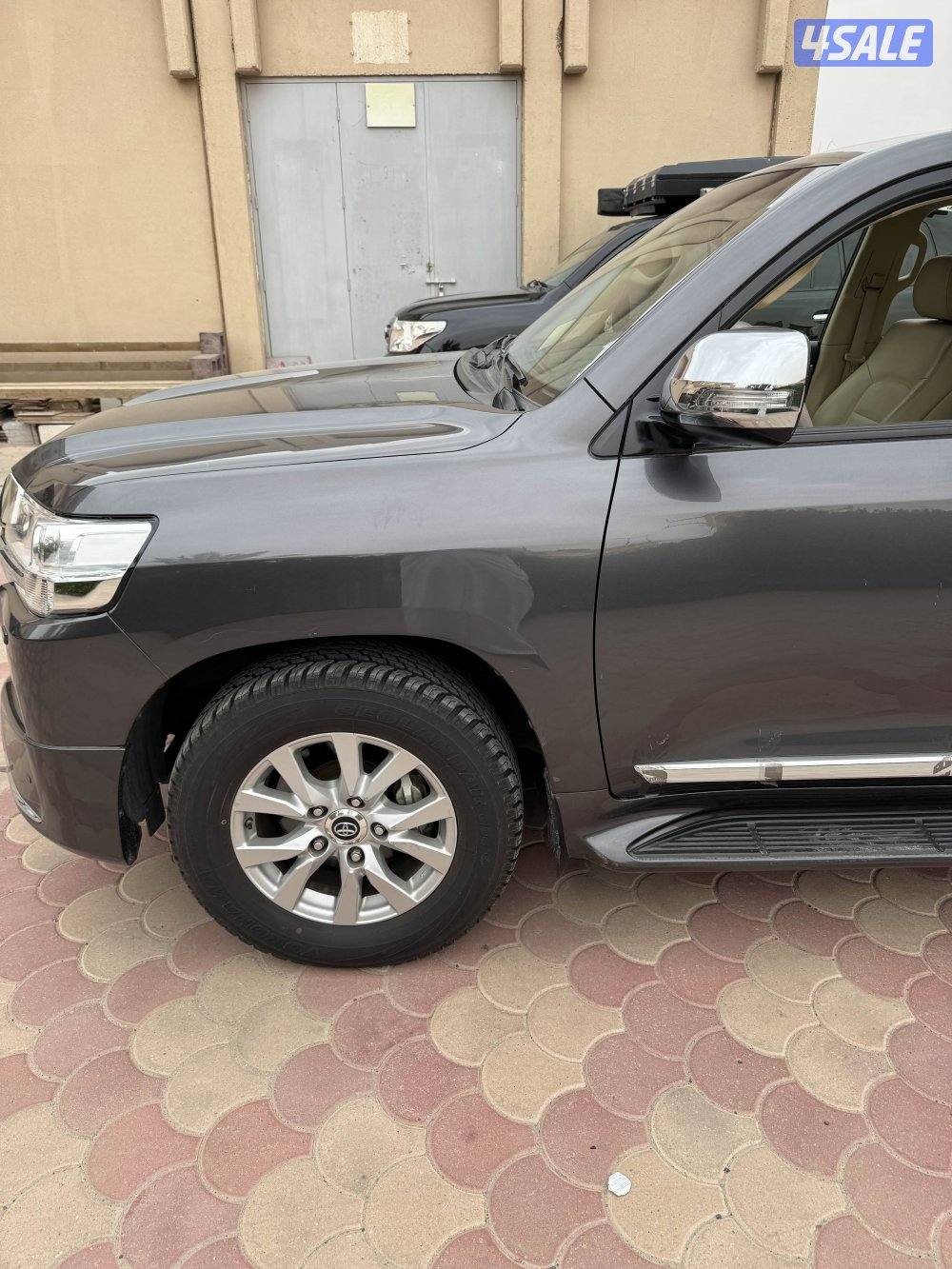 لاند كروزر ٢٠١٧ اعلى فئة ماشي ٩٧ الف شرط الفحص صبغ وكالة4