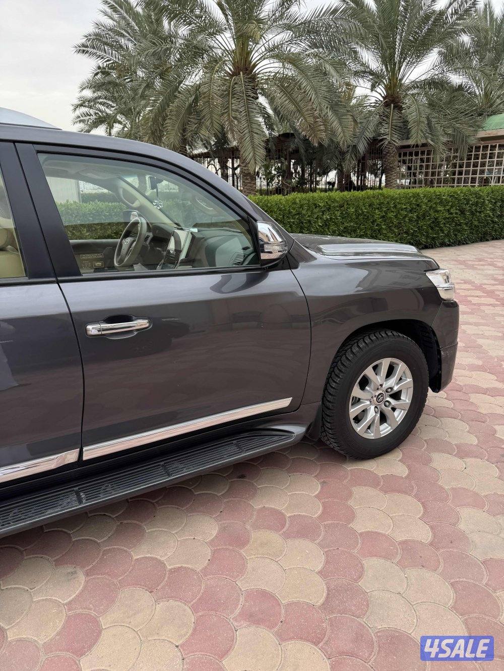 لاند كروزر ٢٠١٧ اعلى فئة ماشي ٩٧ الف شرط الفحص صبغ وكالة5