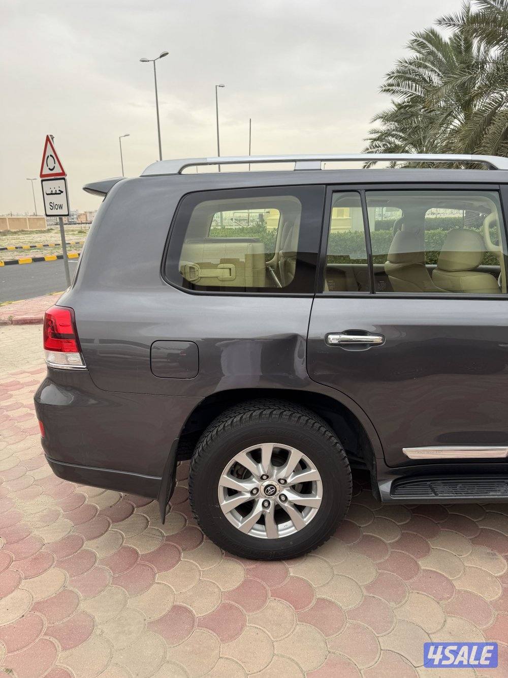 لاند كروزر ٢٠١٧ اعلى فئة ماشي ٩٧ الف شرط الفحص صبغ وكالة6