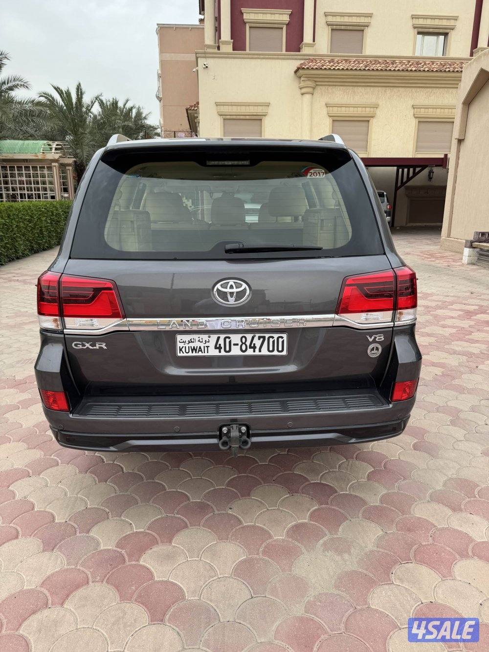 لاند كروزر ٢٠١٧ اعلى فئة ماشي ٩٧ الف شرط الفحص صبغ وكالة7