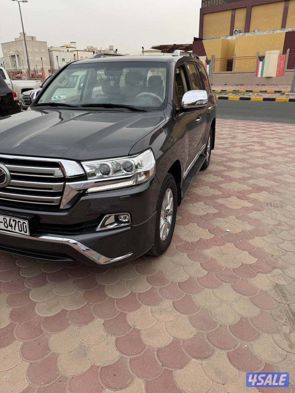 لاند كروزر ٢٠١٧ اعلى فئة ماشي ٩٧ الف شرط الفحص صبغ وكالة8