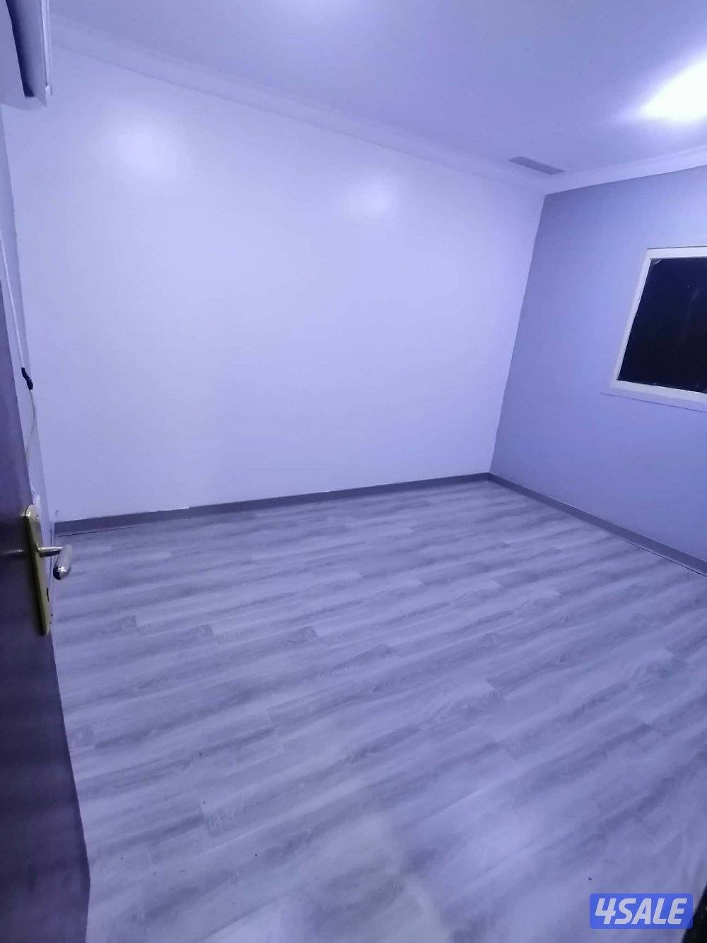 شقةللايجارغرفةصالة حمام مطبخ تشطيب جديد مصافط متوفرة على الخدمات متوفر4