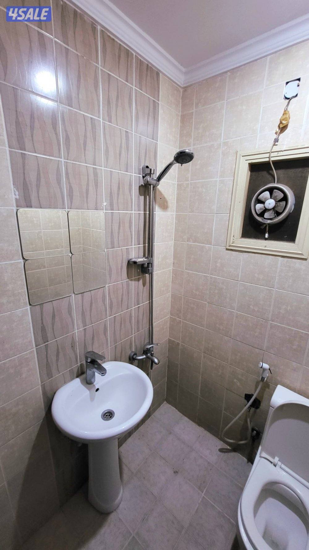 شقةللايجارغرفةصالة حمام مطبخ تشطيب جديد مصافط متوفرة على الخدمات متوفر13