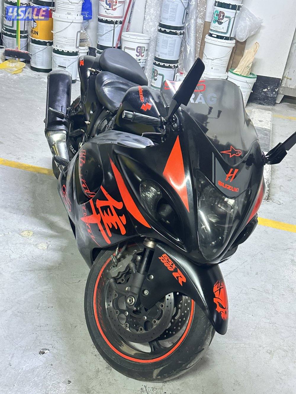 للبيع هايبوسه لون اسود ملكي بحاله الوكالة اقزوزات وكاله12