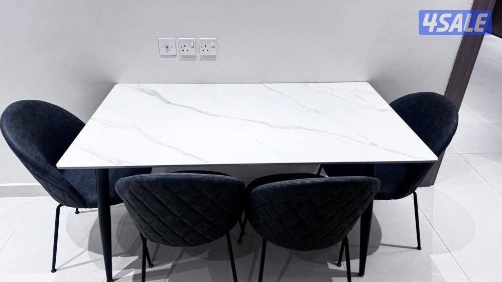 طاوله مستعمله استعمال خفيف مع ٤ كراسي1