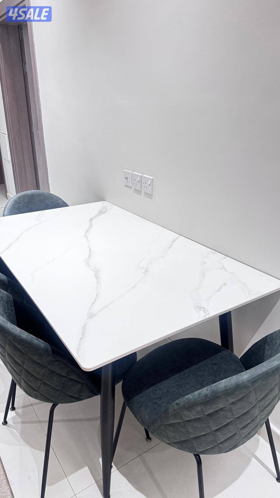 طاوله مستعمله استعمال خفيف مع ٤ كراسي2