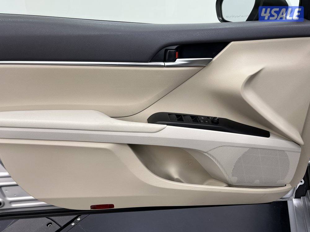 TOYOTA CAMRY GLE 4 CYL MID OPTION10