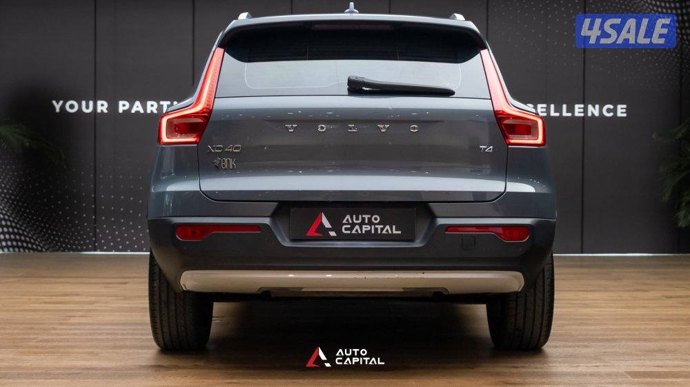Volvo XC40 T4 - Luxury City Car3