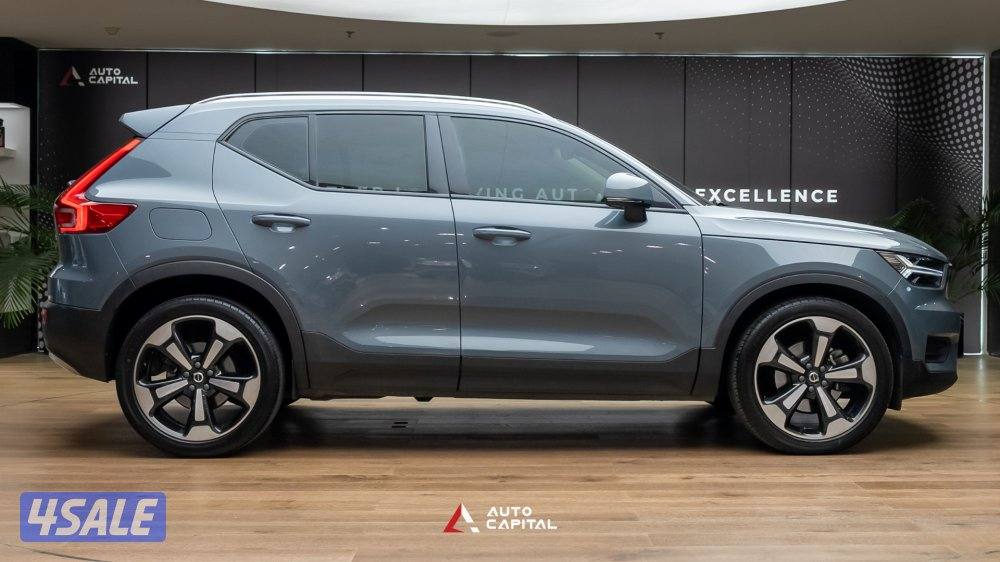 Volvo XC40 T4 - Luxury City Car5