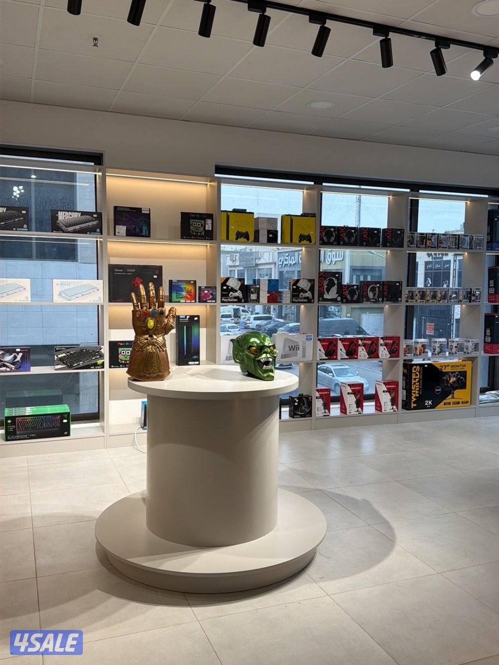 مطلوب موظف مبيعات و استلام وتساب لمحل اجهزة القيمنج0